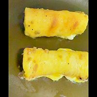 Step 4 of making pork floss cheese bread rolls