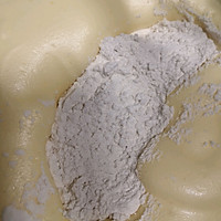 Step 5 of Shell Sponge Cake