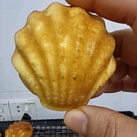 Step 7 of Shell Sponge Cake