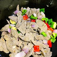 Step 8: Add the blanched liver, light soy sauce, oyster sauce, chicken essence, scallions, salt, stir-fry on high heat