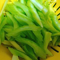 Step 3 for Stir-Fried Celery with Dried Eel