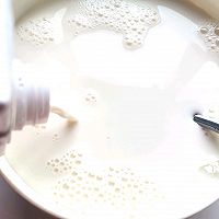 Step 1: Pour 1 liter of pure milk into the yogurt maker