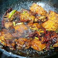 Step 6: Drizzle in sauce while turning the wok, until thickened.