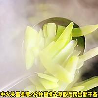 #寻味外婆乡传承春日宴# 莴笋炒腊肠的做法图解1