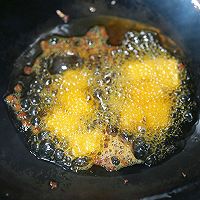 Step 3: Heat up oil (half red oil, half cooking oil), stir-fry ginger slices, then add Sichuan peppercorns.
