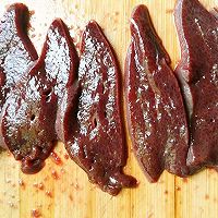Step 2: Slice the liver, soak and wash to remove blood stains