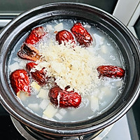 #Fresh Spring#Step 4: Boil glutinous rice in water for 10 minutes on low heat, then add snow pear, red dates, and soaked silver ear