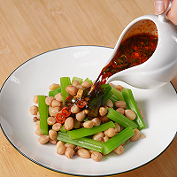 Step 9 of the recipe for Lao Zhi Celery Peanut Rice
