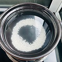 #Fresh Spring#Step 2: Soak glutinous rice in a pot for half an hour