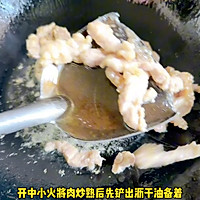 #春日尝鲜# Step 2: Stir-fry the shredded pork until cooked
