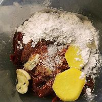 Step 3: Marinate with light soy sauce, MSG, sugar, black pepper, salt, garlic, ginger, cornstarch
