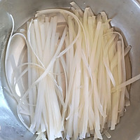 #Recipe for Fried Eggs with French Beans and Red Pepper Noodles - Step 1
