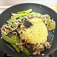 #春日尝鲜#荷兰豆里脊炒面的做法图解5