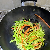 #Spring Tasting#Celery Stir-Fried Black Fungus~Low Fat and Delicious Recipe Step 3